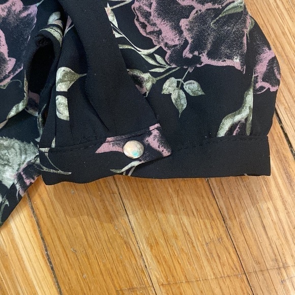 Black Rosette Floral‎ Blouse V-neck - Picture 6 of 12